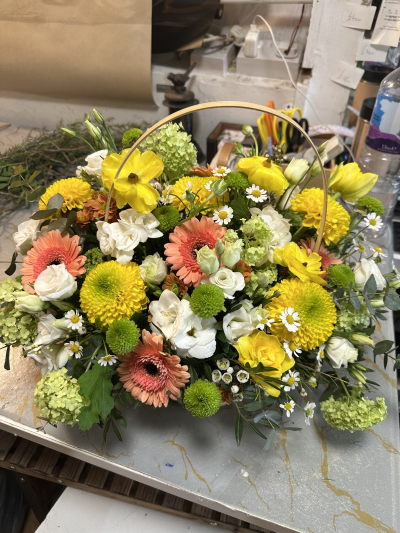 Spring basket - Yellow green white arranged in the basket can be used for a lot of occasions
