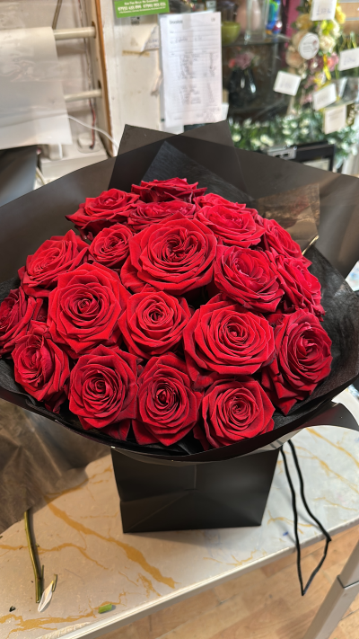 Pure love - Absolutely red roses only