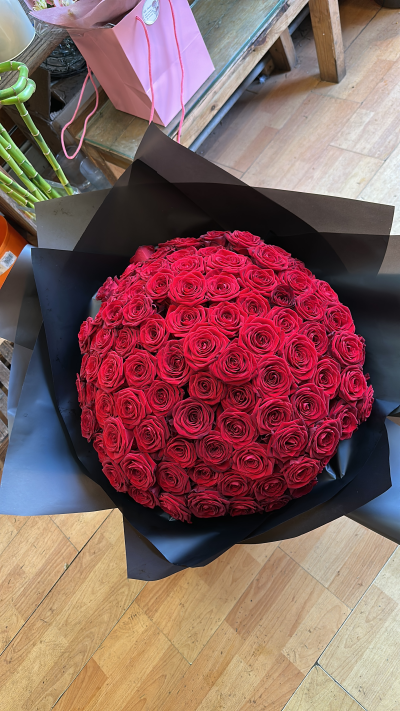 Rose only - We use the best red nova I roses ,you can contact the florist for the number of roses for Valentine’s Day